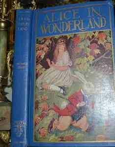Льюис Кэролл. Алиса в стране чудес & Алиса в Зазеркалье / Lewis Carroll. Alice's Adventures In Wonderland & Through the Looking-Glass